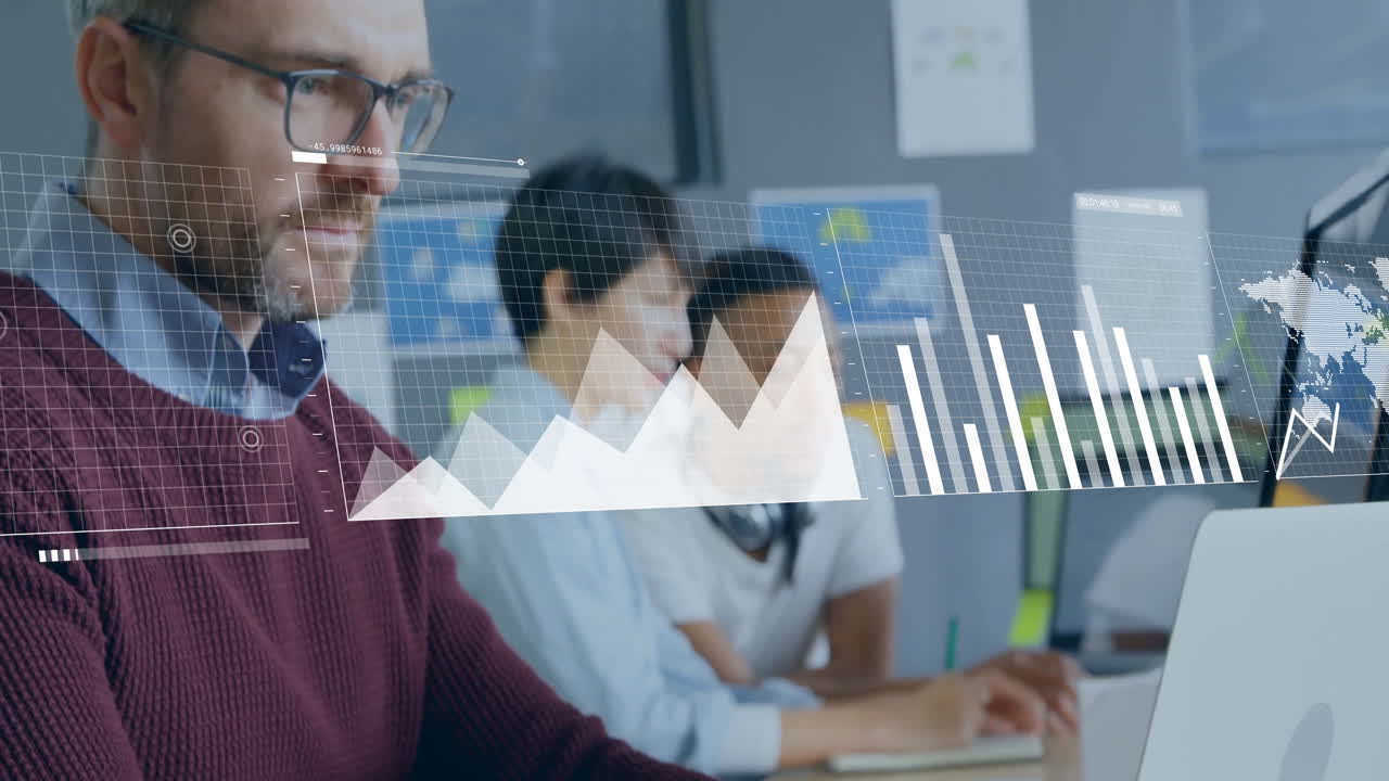 animación del procesamiento de datos sobre diversas personas de negocios en la oficina