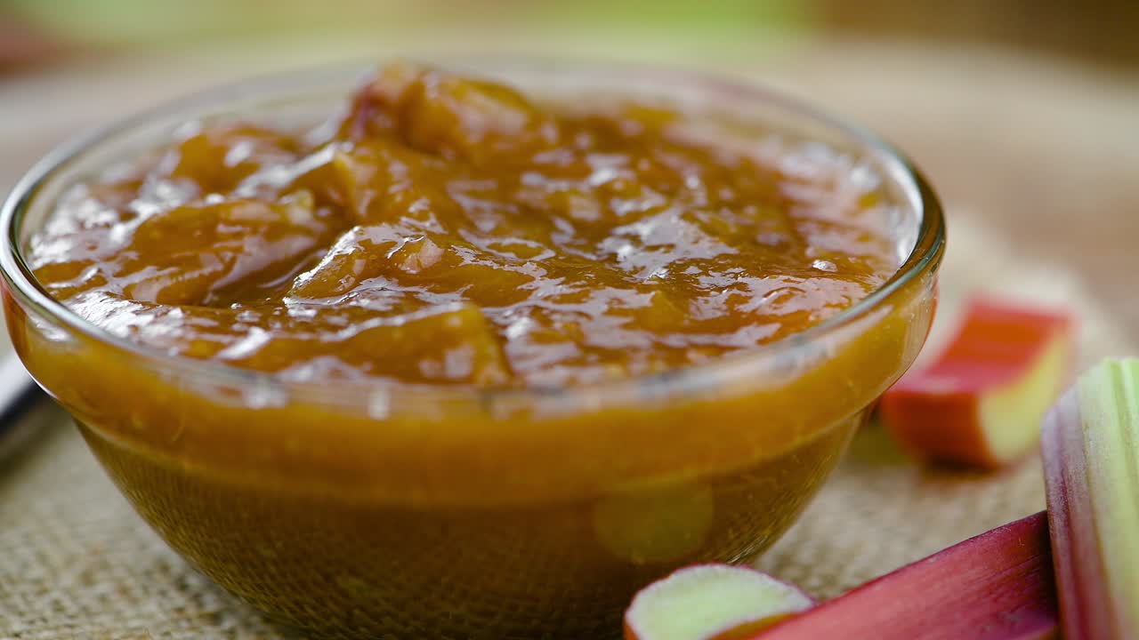 mermelada de ruibarbo casera en una placa giratoria (con bucle sin costuras)