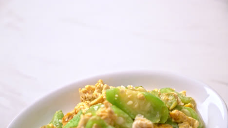 calabaza angular salteada con huevo