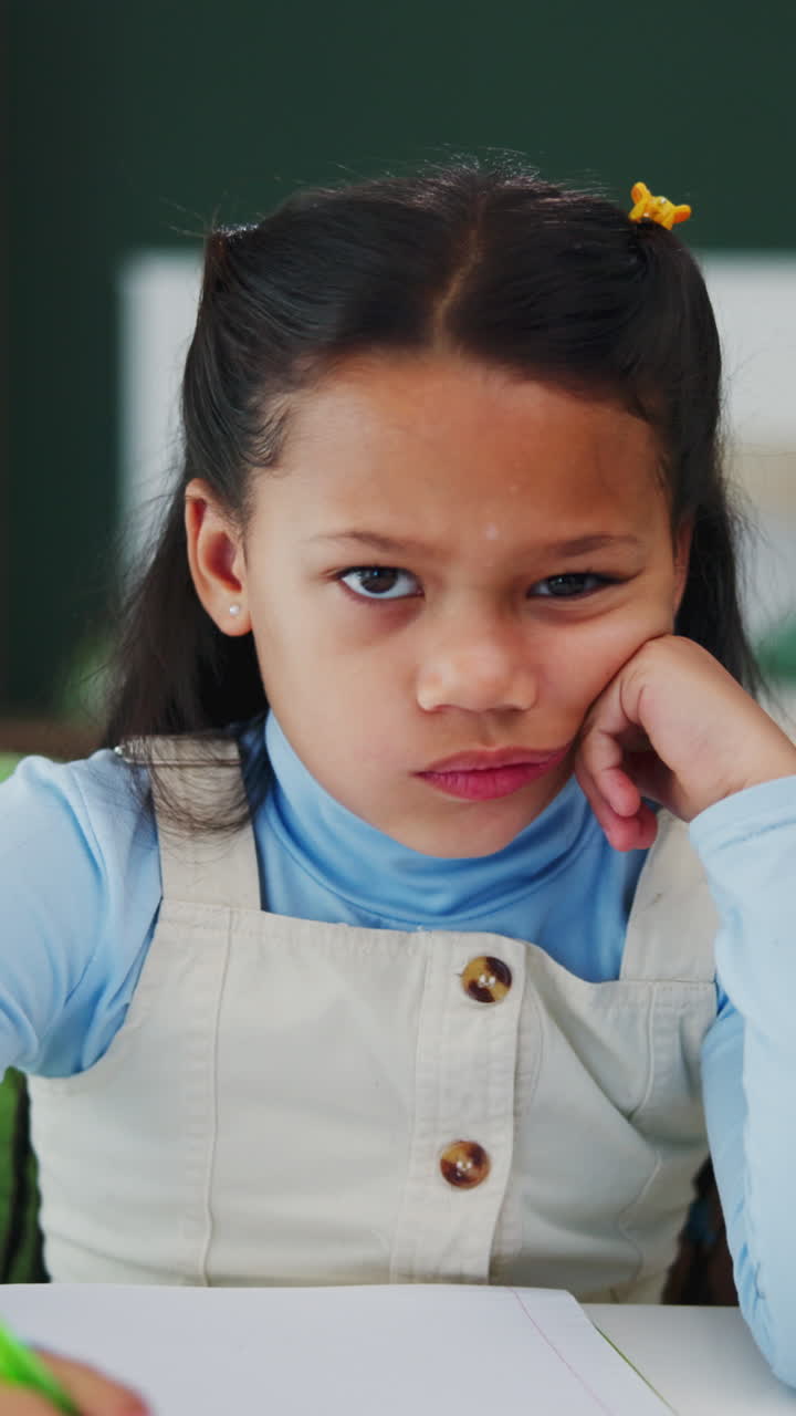 Ragazza annoiata e frustrata mentre studia