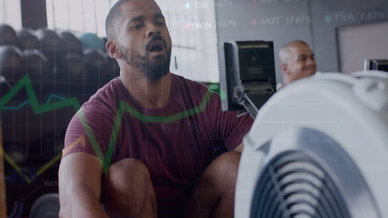 animación de procesamiento de datos en gráfico sobre diversos hombres entrenando en máquinas de remo en el gimnasio