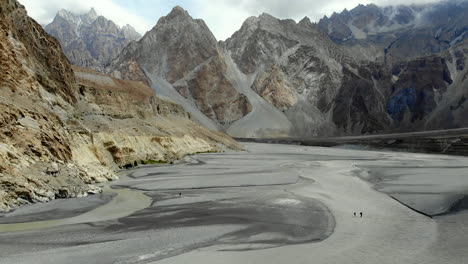 tiro de drone de cruzar un puente colgante en lo profundo de las montañas de pakistán