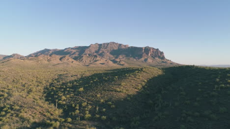 Aéreo---Tiro-De-Dron-Deslizándose-De-La-Montaña-Del-Desierto