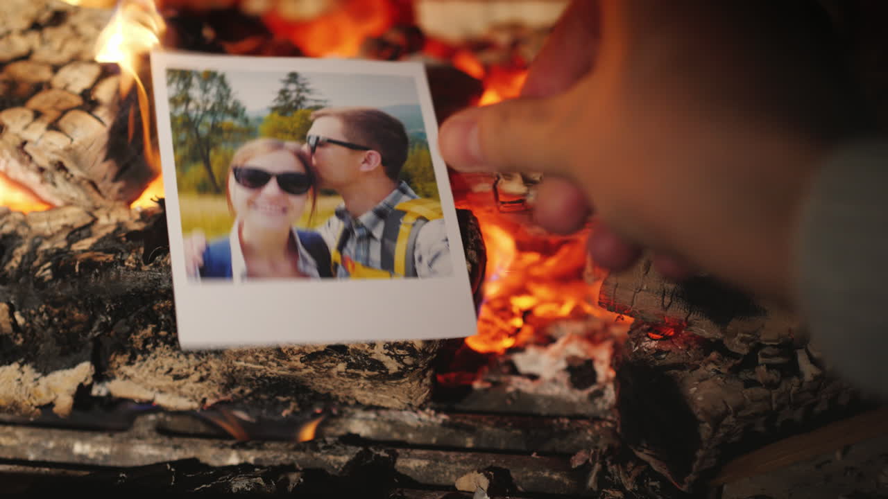 fotos de vacaciones familiares ardiendo en una chimenea