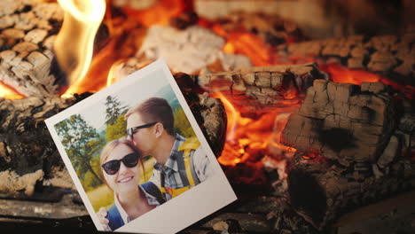 fotos de vacaciones familiares ardiendo en una chimenea