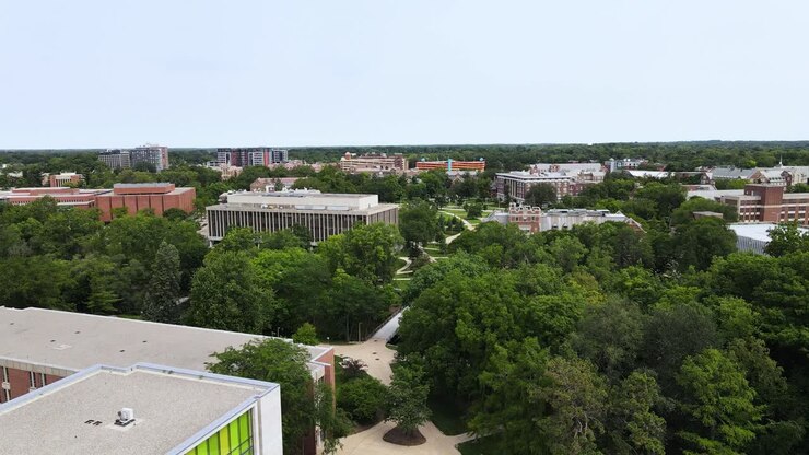 Imagem aérea do Edifício da Administração na Universidade Estadual de Michigan