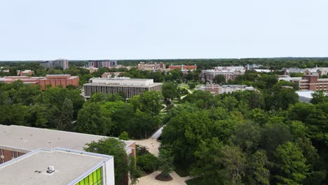 toma aérea del edificio administrativo de la universidad estatal de michigan