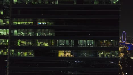 vista nocturna de los edificios de oficinas