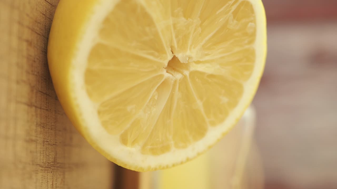 Primo piano di una fetta di limone