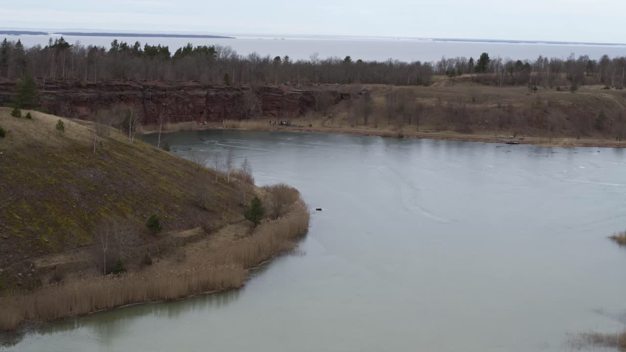 vista aérea del paisaje de vuelo de drones sobre el lago en kinnekulle suecia