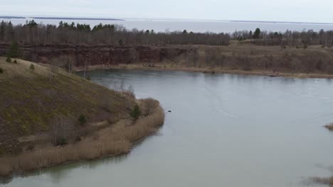 Luftaufnahme-Drohnenflug-Landschaft-über-See-In-Kinnekulle-Schweden