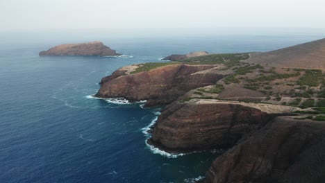 Costa-Panorámica-De-La-Isla-Volcánica-Porto-Santo-En-El-Océano-Atlántico,-Antena