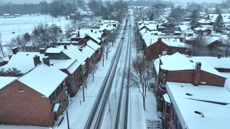 Historische-Stadtstraße-Bei-Schneegestöber-Mit-Schnee-Bedeckt