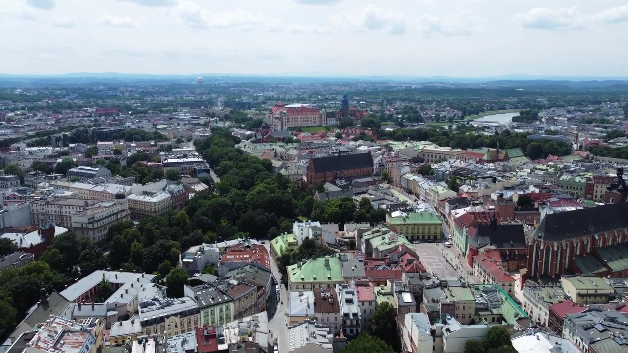 Paesaggio urbano panoramico di Cracovia ripreso con drone.