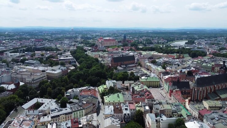 Paesaggio urbano panoramico di Cracovia ripreso con drone.