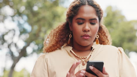 Teléfono,-Parque-Y-Mujer-De-Negocios-Escribiendo