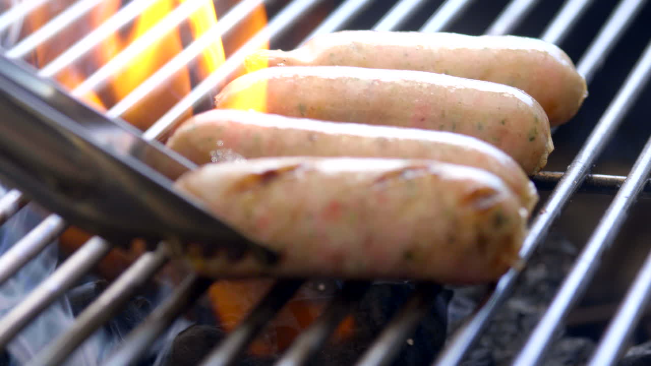 detalle de la toma, asando deliciosas salchichas