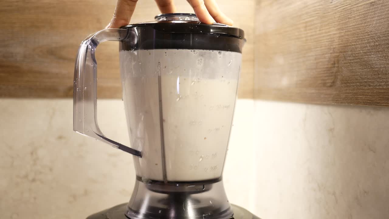 haciendo un batido en una licuadora