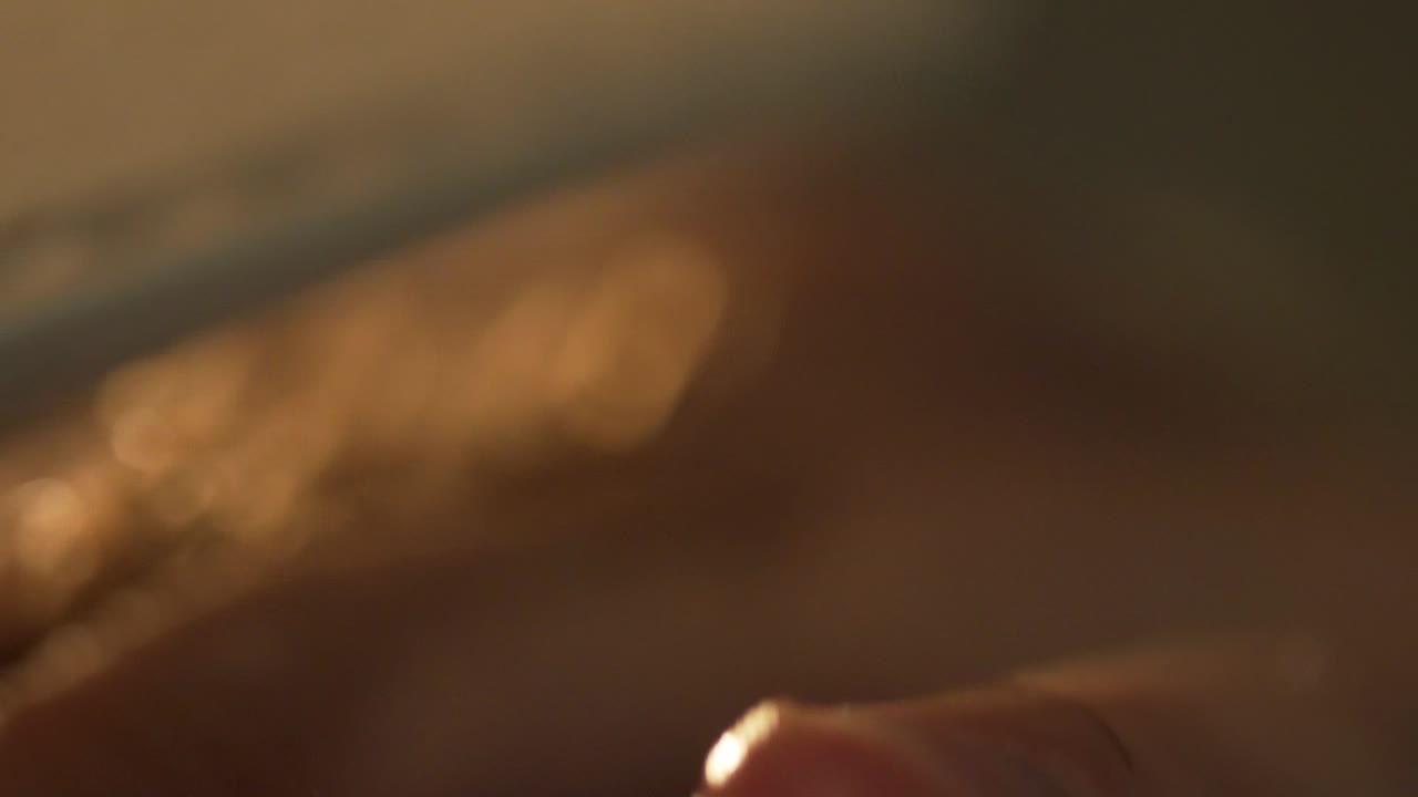 primer plano de las manos y los objetos