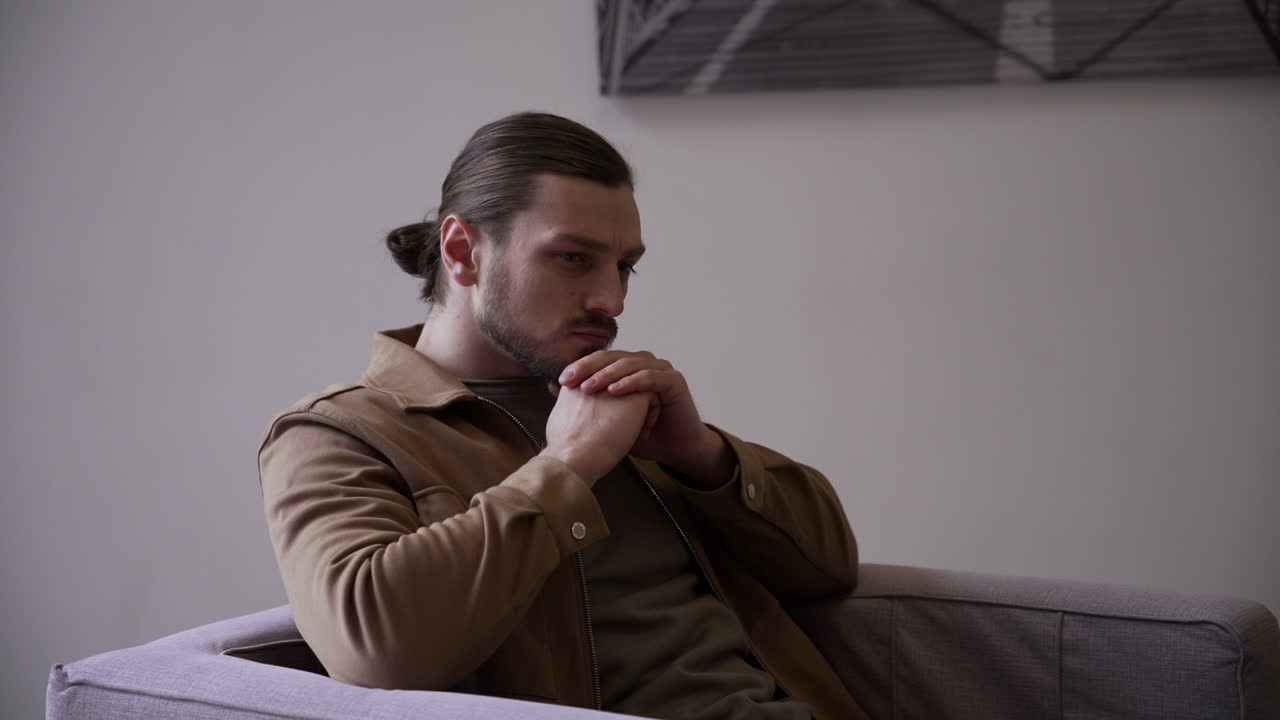 hombre triste en casa