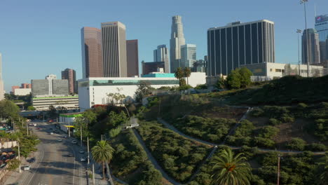 Antenne:-Fliegen-Weg-Von-Der-Innenstadt-Von-Los-Angeles,-Kalifornien-Skyline-Am-Schönen-Blauen-Himmel-Und-An-Einem-Sonnigen-Tag