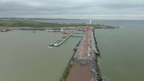 Una-Vista-Aérea-Del-Progreso-De-Los-Trabajos-De-Construcción-En-El-Nuevo-Puerto-Sur-De-Aberdeen-En-Nigg-Bay-En-Un-Día-Nublado