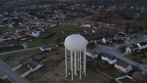 Lapso-De-Tiempo-Aéreo-De-Una-Torre-De-Agua-Alta-Cerca-De-Una-Carretera-Muy-Transitada-En-Clarksville,-Tennessee,-Tiro-En-órbita