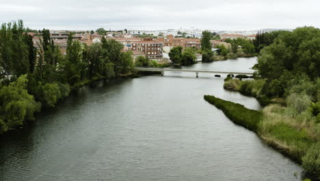 Vista-Aérea-Del-Puente-Sobre-El-Río-Tormes-A-Lo-Largo-De-La-Isla-Y-La-Ciudad-De-Soto-En-Salamanca,-España