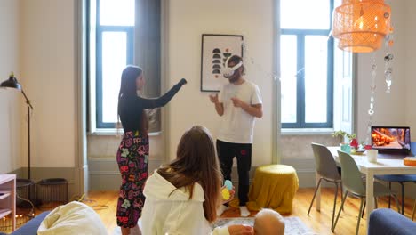 amigos disfrutando de juegos de realidad virtual en casa