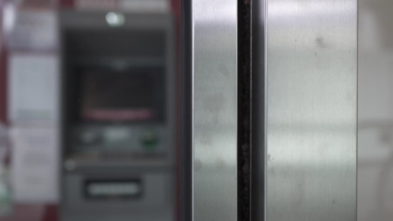 은행에 있는 atm 기계, 문이 초점을 맞추고 배경이 흐릿합니다.