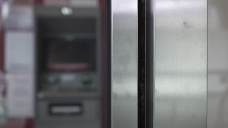 la puerta está en foco y el fondo está borroso.