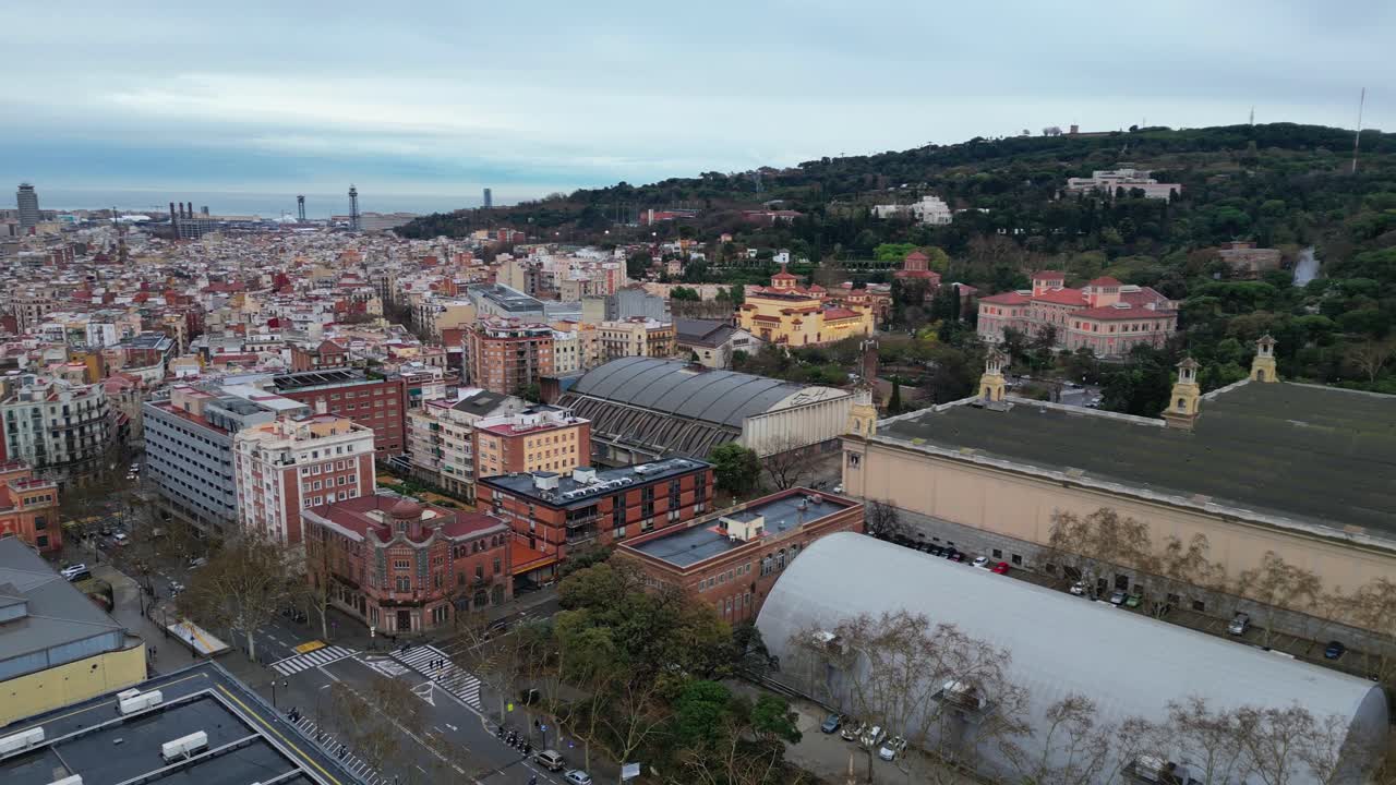 el horizonte de barcelona con edificios coloridos al anochecer, mostrando la densidad urbana, vista aérea