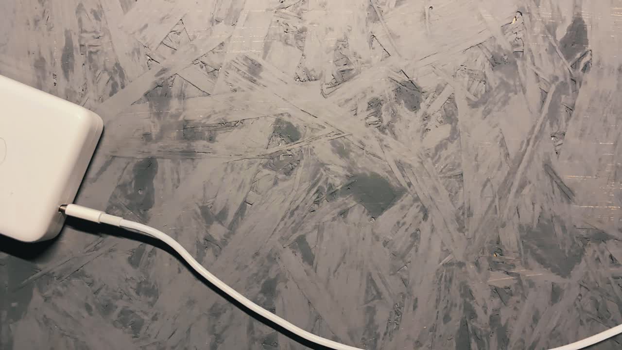 el cable usb se enchufa en el banco de energía, en la cabeza, en el movimiento de parada