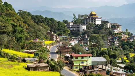 una vista de lapso de tiempo del monasterio neydo tashi choling en la pequeña ciudad de dakshinkali en nepal rodeada de campos de mostaza