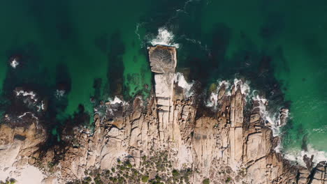 Arriba-Hacia-Abajo-De-La-Costa-Rocosa-Con-Agua-Turquesa-En-La-Playa-De-Llandudno-En-Ciudad-Del-Cabo,-Sudáfrica