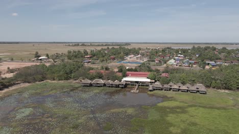 El-Tráfico-De-La-Autopista-Pasa-Por-Un-Restaurante-Rústico-Al-Borde-De-La-Carretera-En-Camboya