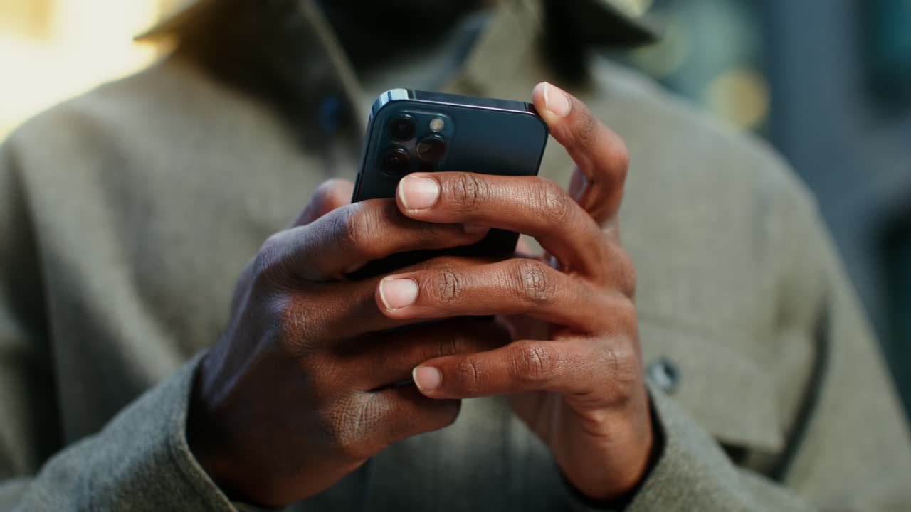 Person, der bruger en smartphone