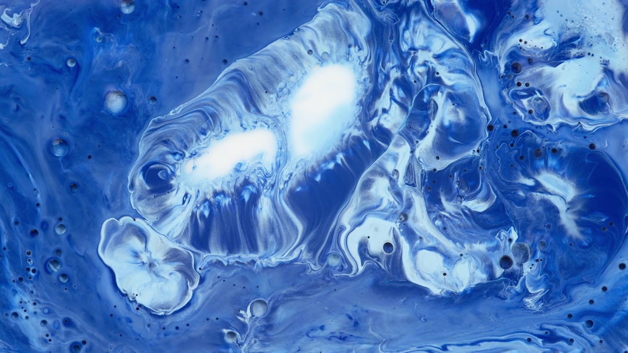 Caos blu e bianco di colori liquidi