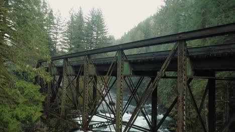 Steigflug-Mit-Schwenk-Nach-Unten,-Der-Die-Eisenbahnbrücke-Und-Den-Lewis-River-Freigibt