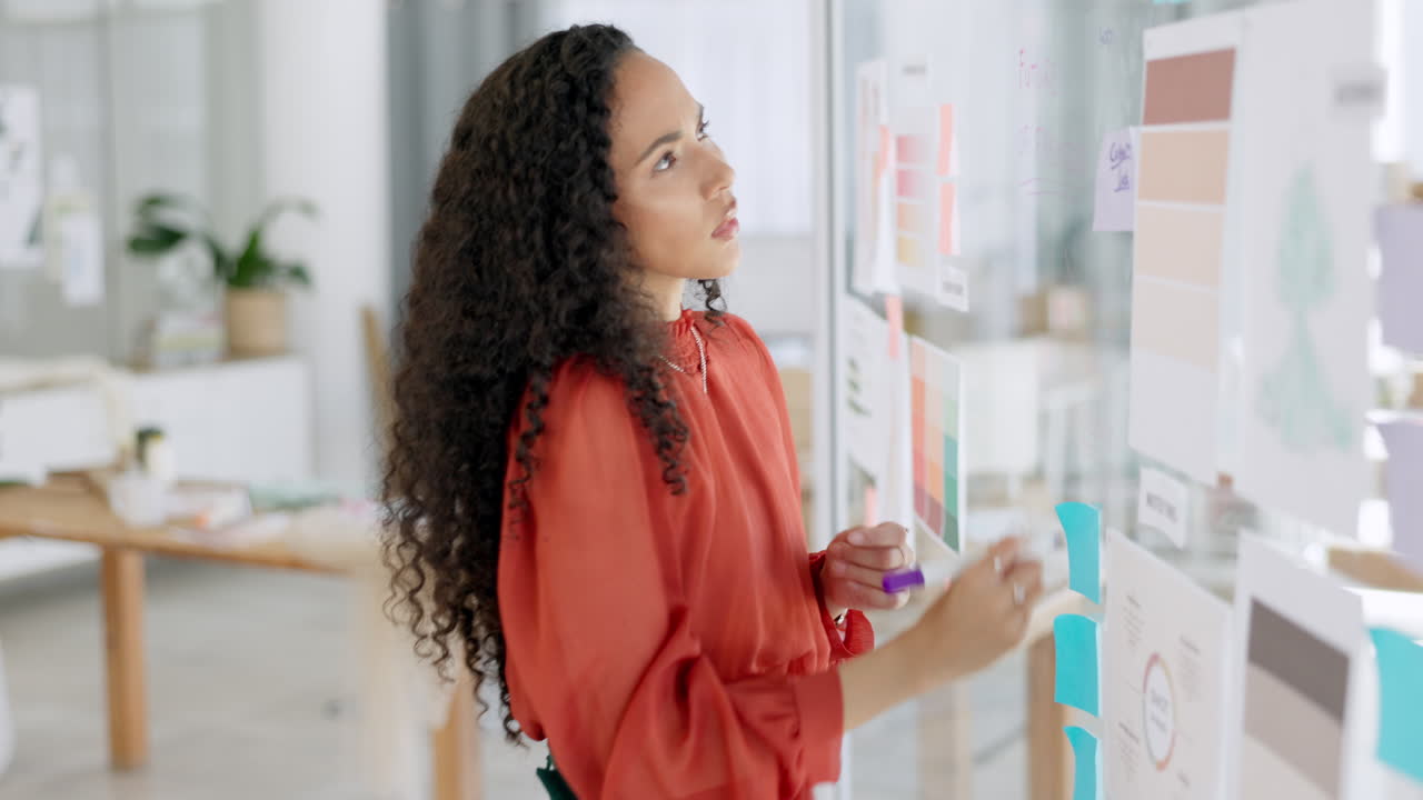 mujer negra, escribiendo y planeando con dolor de cabeza