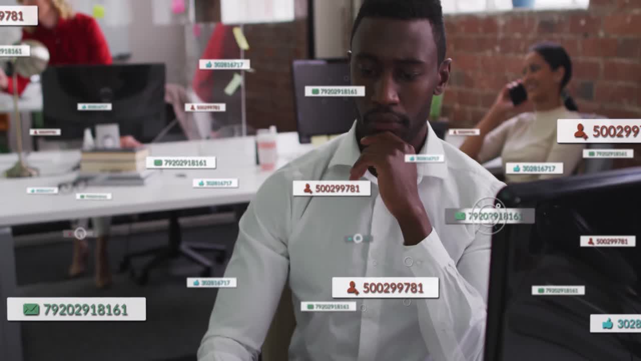Animazione di notifiche dei social media su un uomo d'affari afroamericano in ufficio.