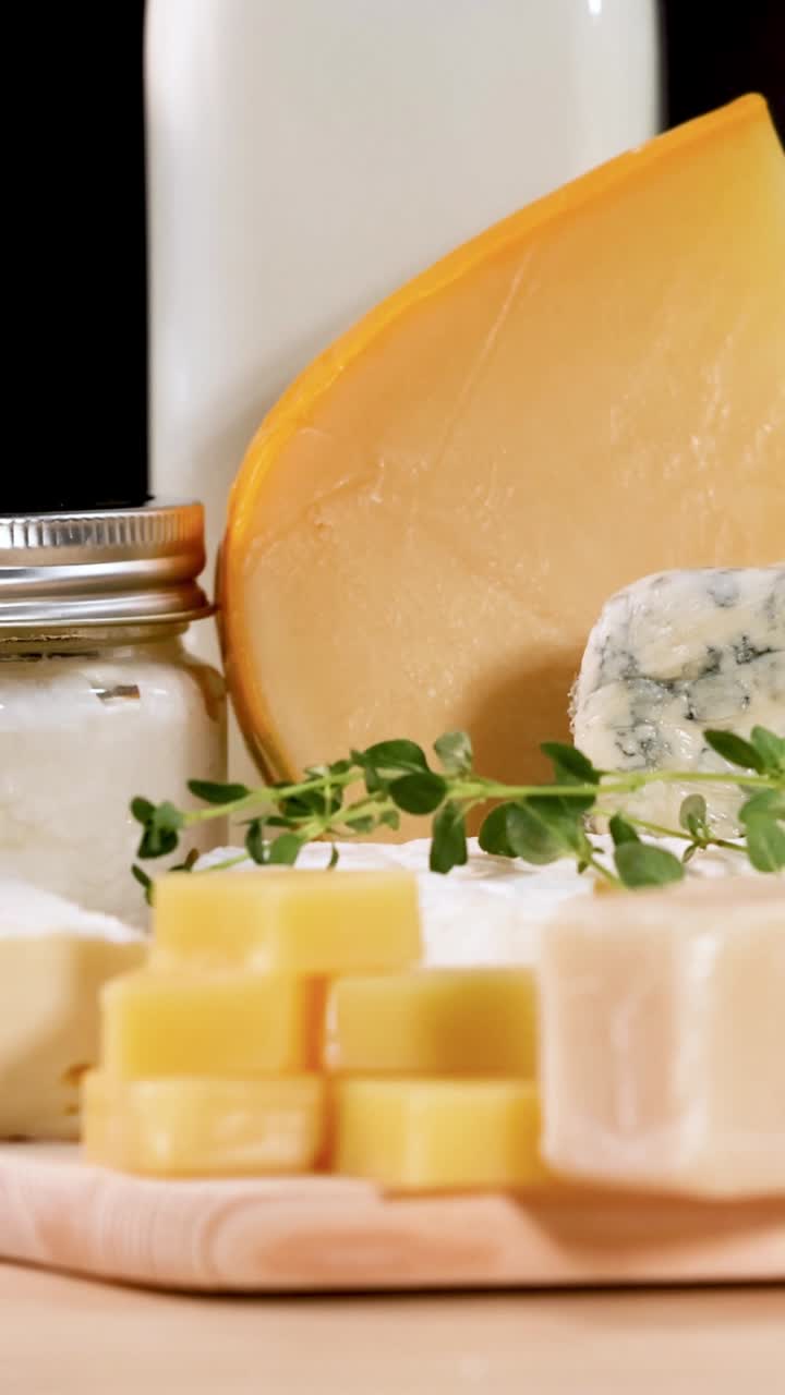 Articoli lattiero-caseari assortiti disposti su un tagliere di legno