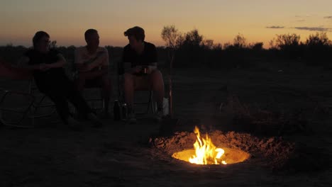 Camper-Sitzen-Am-Feuer