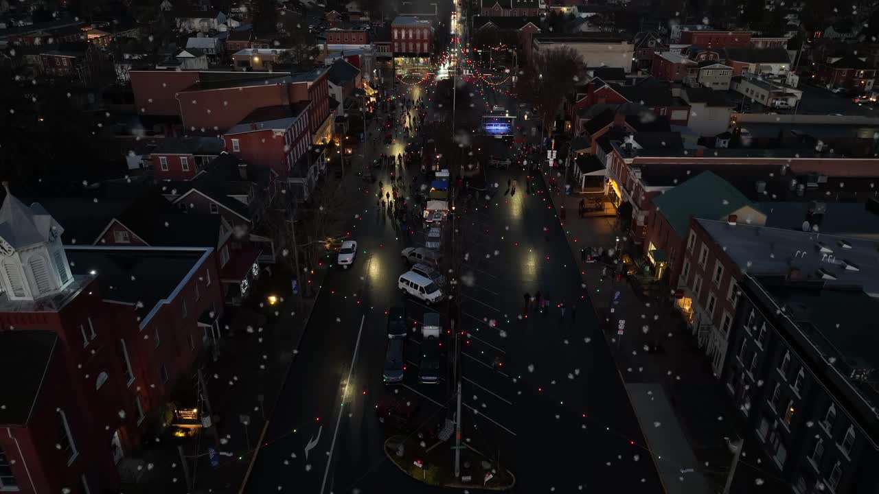 밤에 겨울 눈 동안 미국의 마을