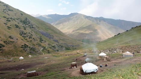 Jurte-Gastfamilie-In-Kirgistan-Zentralasien