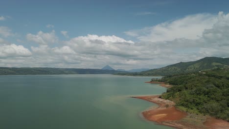 Luftdrohnenüberflug-Malerische-Arenal-Lagune,-Umgeben-Von-Grünem-Wald-Mit-Bewölktem-Himmel,-4k-Costa-Rica