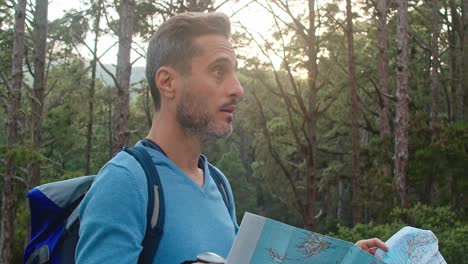 viajero masculino leyendo un mapa