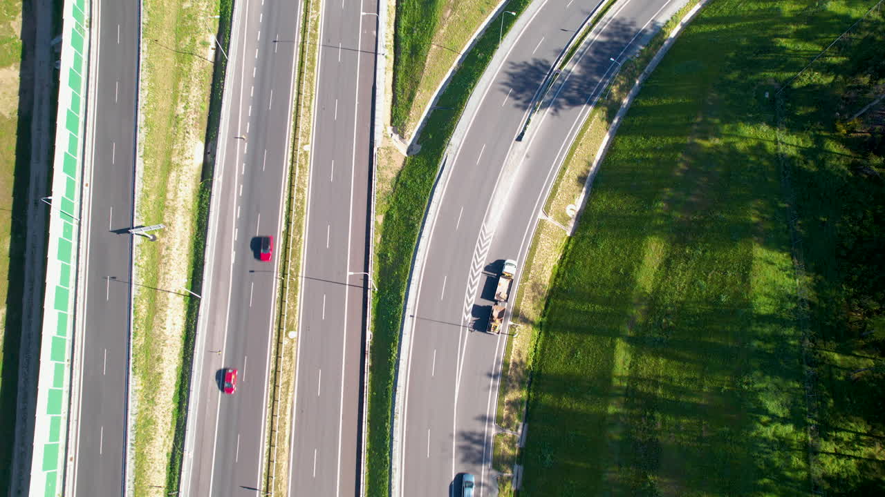 위에서 아래로 - 위에서 찍은 다차선 고속도로 - 여러 방향으로 분리되는 자동차 - 육상 교통 및 통신