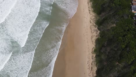 Olas-Rompiendo-En-La-Pintoresca-Playa-Vacía