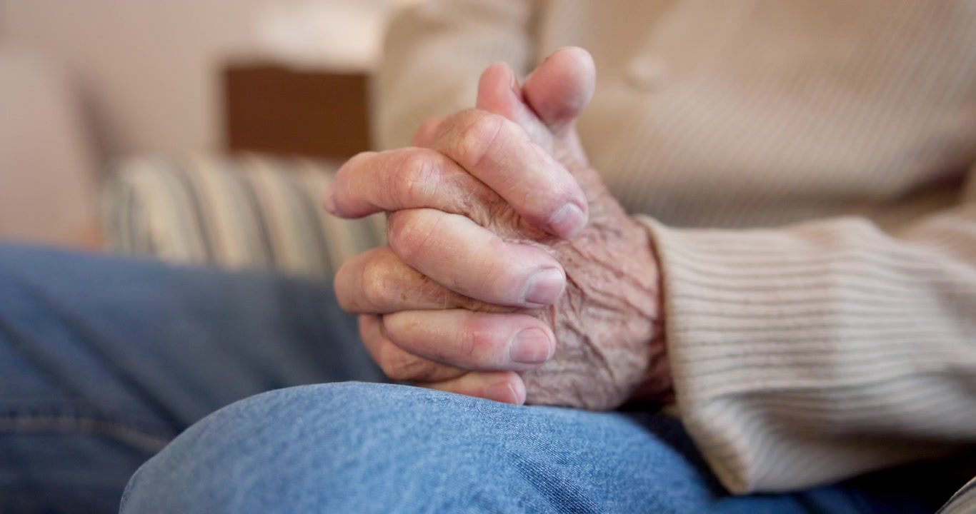 Primo Piano di Persona Anziana con le Mani Appoggiate in Grembo